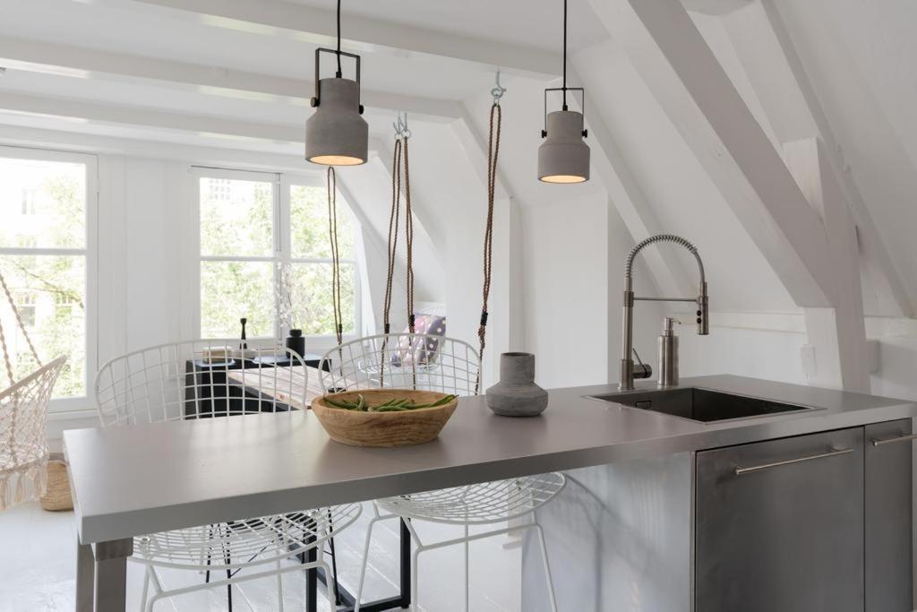 Two Bedroom Apartment In Historic Canalhouse From 1618 - City Centre Amsterdam Exteriör bild